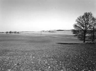 Oberlausitz. Landschaftsschutzgebiet Königshainer Berge. Blick über ein Feld