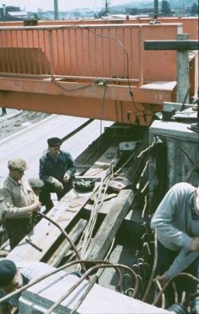 Stuttgart Zuffenhausen Neubau Brücke 2035 Einpassen Brückenträger Bautrupp