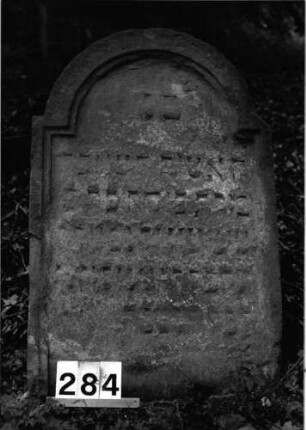 Grabstein 284 (Index: 99897657) Zustand: stark verwittert Maße HxBxT: 101x65x13 cm: Grabstein 284