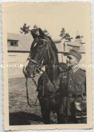 Martin Bonsack in Uniform, mit Pferd