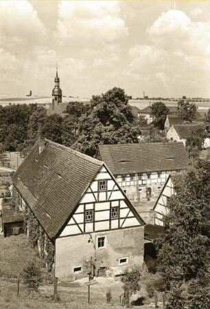 Nossen-Ziegenhain. Mittlerer Ortsteil mit Kirche vom Mühlberg aus. Vorn Hof Mehner