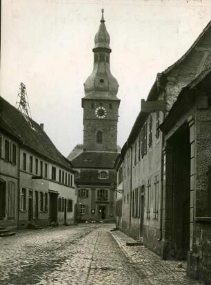 Straßenbild mit Rathaus und Kirche
