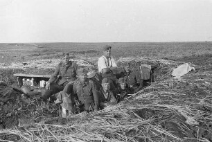 Zweiter Weltkrieg. Frontbilder. Sowjetunion. Angehörige der deutschen Wehrmacht im Schützengraben