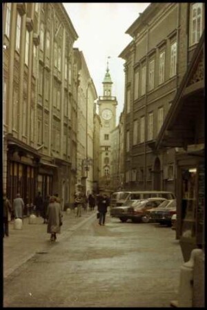 Salzburg: Sigmund Hafner Gasse mit Rathausturm