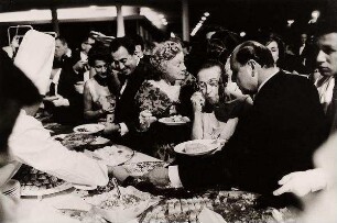 Besucher des "Bal des petits lits blancs" am Buffet