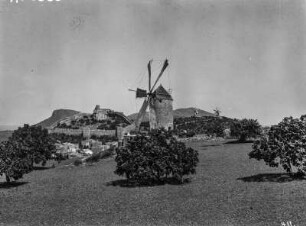 Capdepera mit Windmühle : Die Kleinstadt Capdepera mit dem Castell de Capdepera. Im Vordergrund eine Windmühle