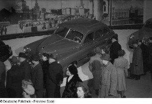 Besucher vor einem sowjetischen Automobil des Typs GAZ-M20 Pobeda
