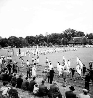 Travegau: Travestadion: Gauturnfest: Einmarsch der Fahnenträger, dahinter ein Spielmannszug, vorne Zuschauer