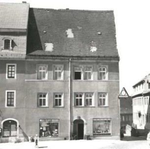 Colditz, Markt 21. Wohnhaus mit Läden (16. Jh.). Straßenfront