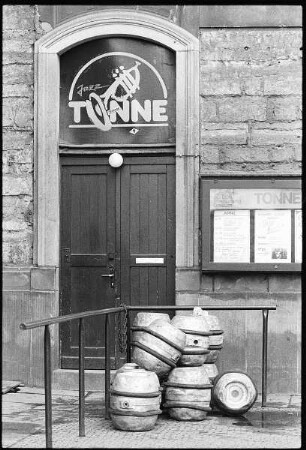 Bierfässer vor dem Jazzclub "Tonne"