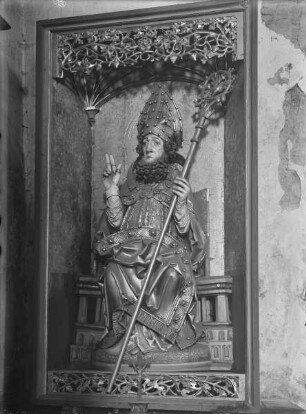 Schnitzaltar mit einem Bischof