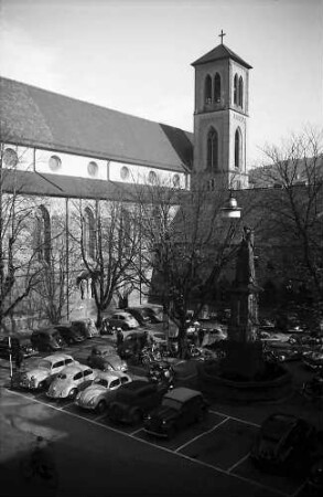 Freiburg i. Br.: Parkplatz vor dem Rathaus mit Martinskirche