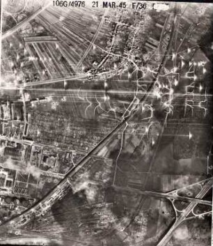Amerikanische Luftbildaufnahmen von Kriegszerstörungen. Ausrichtung nach Norden (Bildstöreffekt). Oststadt / Rintheim