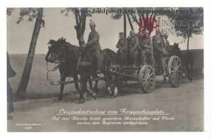 Originalaufnahmen vom Kriegsschauplatz. auf dem Marsche krank gewordene Mannschaften und Pferde werden dem Regimente nachgefahren
