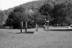 Freiburg: Plastik, im Stadtgarten, beschmiert