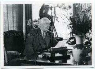 Wilhelm Pieck in seinem Arbeitszimmer im Haus der Einheit bei einer Ansprache