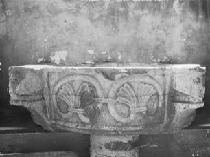 Romanisches Taufbecken mit Palmetten