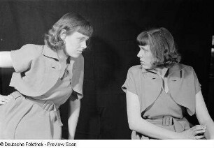 Renate Rössing in einer Fotomontage stehend und sitzend