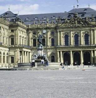 Würzburg. Fürstbischöfliche Residenz. Ehrenhof von Südwesten