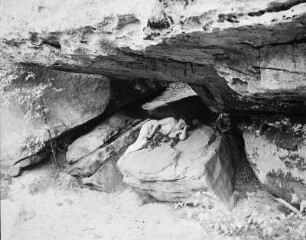 Sächsische Schweiz. Portrait von Anna (Ehefrau des Fotografen) in der Schrammsteinhöhle