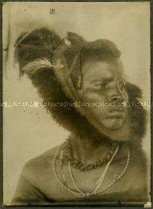 Kopfstudie eines Massai-Kriegers mit traditionellem Kopfschmuck von rechts