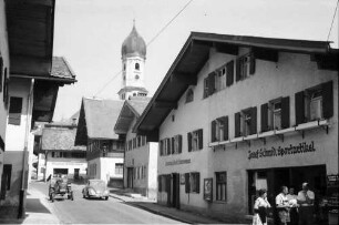 Nesselwang: Dorfstraße und Kirchturm [St. Andreas]