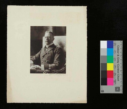 Portraitaufnahme des Prinz Heinrich von Preußen in einem Sessel