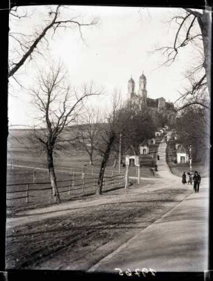 Wallfahrts- und Pfarrkirche mit Rosenkranzkapellen am Pilgerweg, Fernsicht, Foto: Schuster April 1911