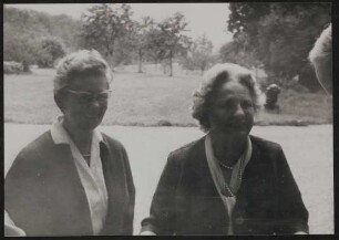 Ottonie Gräfin Degenfeld mit ihrer Großnichte Elisabeth Hayessen (gen. Stilz) und Oswalt von Nostitz im Park in Hinterhör
