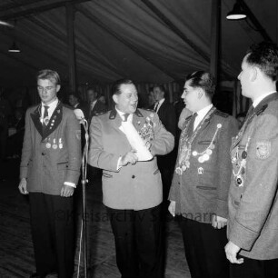 Schützenfest: Veranstalter Schützenverein Reinfeld und Umgebung von 1954 e.V.: Festplatz an der Ahrensböker Straße, im Festzelt: Königsproklamation: Vorsitzender Eugen Richter mit neuem Jungschützenkönig Hermann Opitz, altem Jungschützenkönig Rolf Käselau und altem Schützenkönig Ulrich Wetzel: davor Mikrofon: hinten Gäste, 3. September 1960