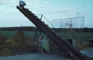Fotografie: Gülle- und Entmistungstechnik, Festmist, Lagertechnik, Lagerung, Schubstangenförderer