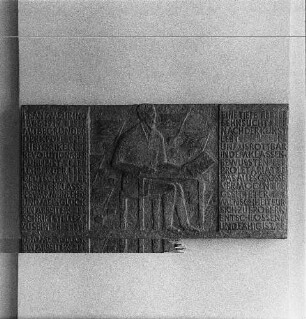 Franz-Mehring-Relief : ZB-Reportage Kultur. Besuch beim Bildhauer Walter Howard. Franz-Mehring-Relief. Bronze (1965; W. Howard) im Haus der Presse in Dresden