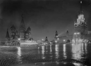 Moskau. Roter Platz mit Basilius-Kathedrale undErlöser-Turm