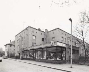 Leipzig, Wohnblock : Leipzig-Sellerhausen-Stünz. Wohnblock mit Verkaufspavillon, Elisabeth-Schumacher-Straße 28/40/Dybwadstraße 2. Eckansicht