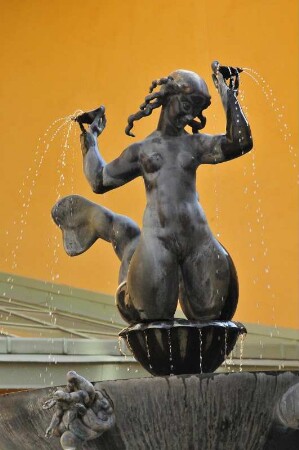 Örebro - Nixe mit Fischschwanz als Brunnenfigur : Straßenszene, aufgenommen im Zentrum von Örebro am 25. Juli 2012