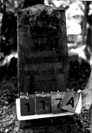 Grabstein 117 (Index: 100109405) Material: Sandstein oder Marmor (?), Sockel Kalkstein, eingelegte Bleibuchstaben Zustand: verwittert, Buchstaben teilweise herausgebrochen Maße HxBxT: 113x38x23 cm Beschreibung: Obelisk, Sockel rustica Steinmetz: Beerli Besonderheit: Nummer auf Rückseite: 224: Grabstein 117A