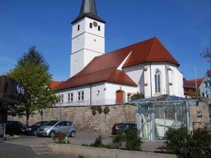 Ansicht von Südosten mit Kirche (Kirchtirm im Kern Romanisch - Langhaus und Chor Gotisch erneuert) über Kirchhofmauer (Wehrgang mit Steinbrüstung im 19 Jh abgetragen)
