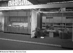 Ausstellungskojen des VEB Möbelkombinat Dessau mit Anbauküche "Tamara" und Sitzgruppe "Jagow"