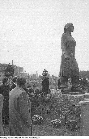 Dresden. Ehemalige Trümmerfrauen mit dem Modell zum Denkmal der Trümmerfrau - Bildhauer Reinhold im Atelier - Einweihung des Denkmals am 13. Oktober 1952 - Trümmerfrauen 1946 - Neues Rathaus, 1946 / Oktober 1952