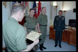 Fotografie: Auszeichnung von Angehörigen des 6941st Guard Battalion in den Lucius D. Clay Headquarters in Berlin-Dahlem