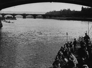 Szene aus dem Dokumentarfilm "Dresden, das Elbflorenz und seine Umgebung": Blick durch einen Bogen der Carolabrücke auf die Albertbrücke