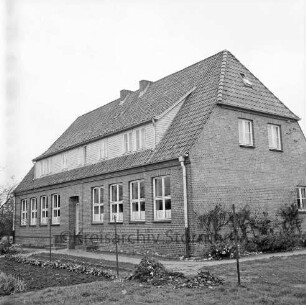 Volksschule: Bahnhofstraße: davor Garten