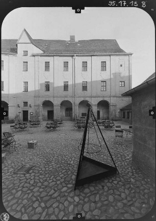 Kohren-Sahlis-Gnandstein. Burg Gnandstein (Baubeginn A. 13. Jh.). Südflügel. Ansicht über den Großen Burghof