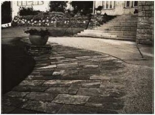 Garten Schmitt, Reichenberg: Blick auf Treppe, Plattenweg