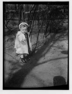 Die Tochter der Fotografin mit Matrosenmütze