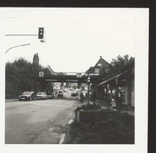 Ist-Zustand der B 239 vor den Bauarbeiten 1988 im Bereich der Bahnbrücke. Detmold. Paulinenstr. Papierabzug