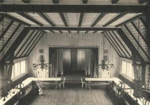 Dorfhaus in Tellerhäuser : Dorfgemeinschaftshaus in Tellerhäuser. Inneres, Saal, Blick von der Galerie zur Bühne