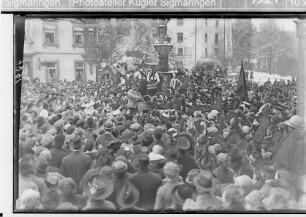 Fasnacht Sigmaringen; Bräuteln beim Rathausbrunnen