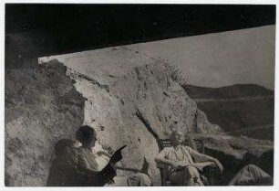 Ann Harding mit Freunden auf der in den Felsen gesprengten Veranda an ihrem Haus in Hollywood. von links: Heinrich Fränkel, N. N., Ann Harding