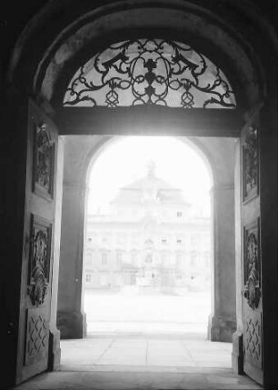 Ludwigsburg: Blick durch ein Tor in den Schlosshof des Residenzschlosses